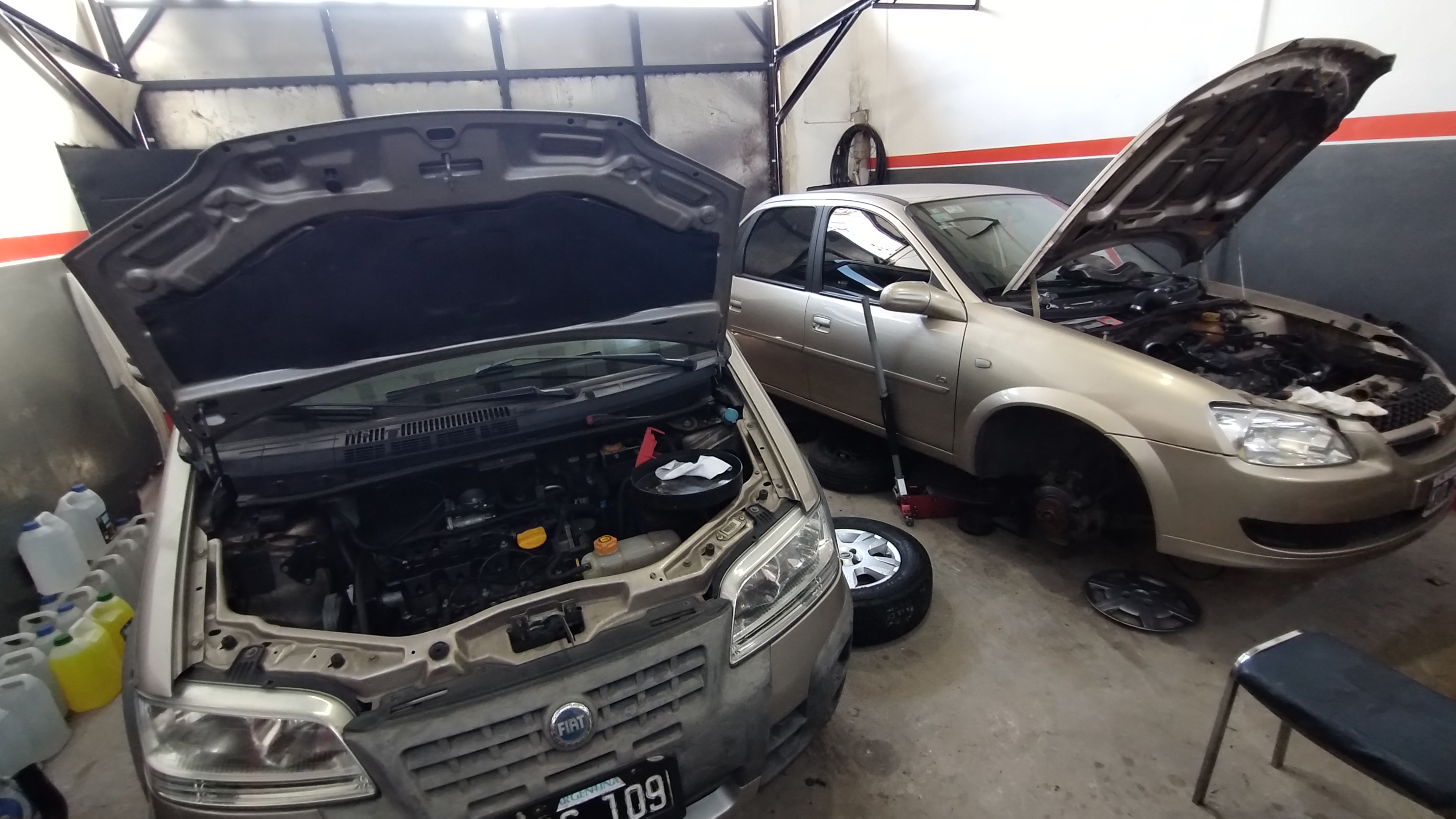 Interior del taller con vehículos en reparación